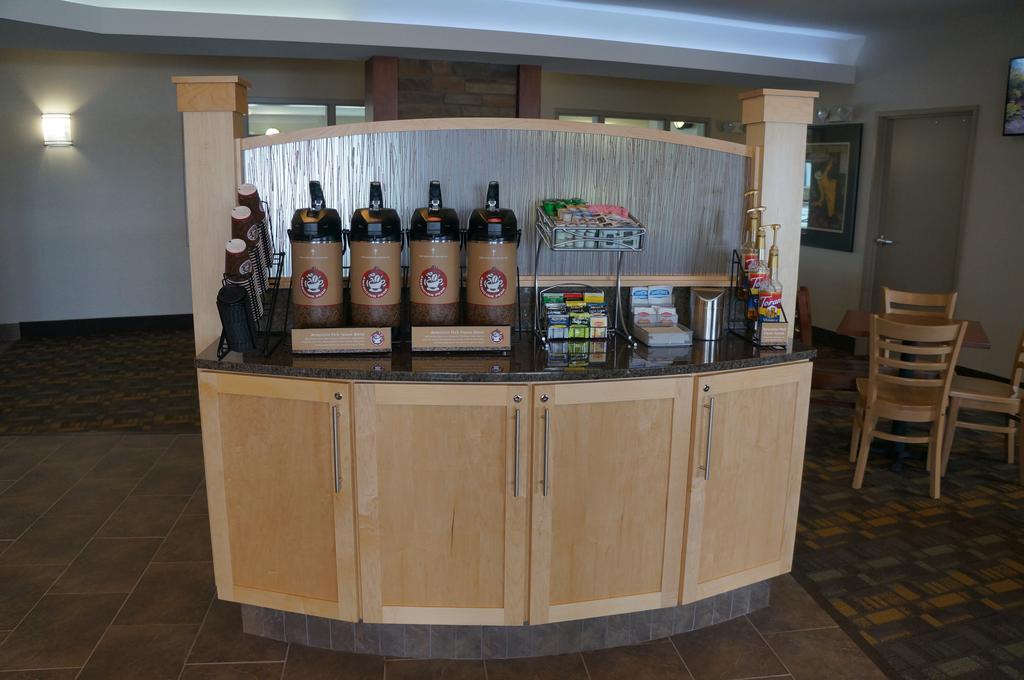 Americinn By Wyndham Hartford Sd Екстериор снимка