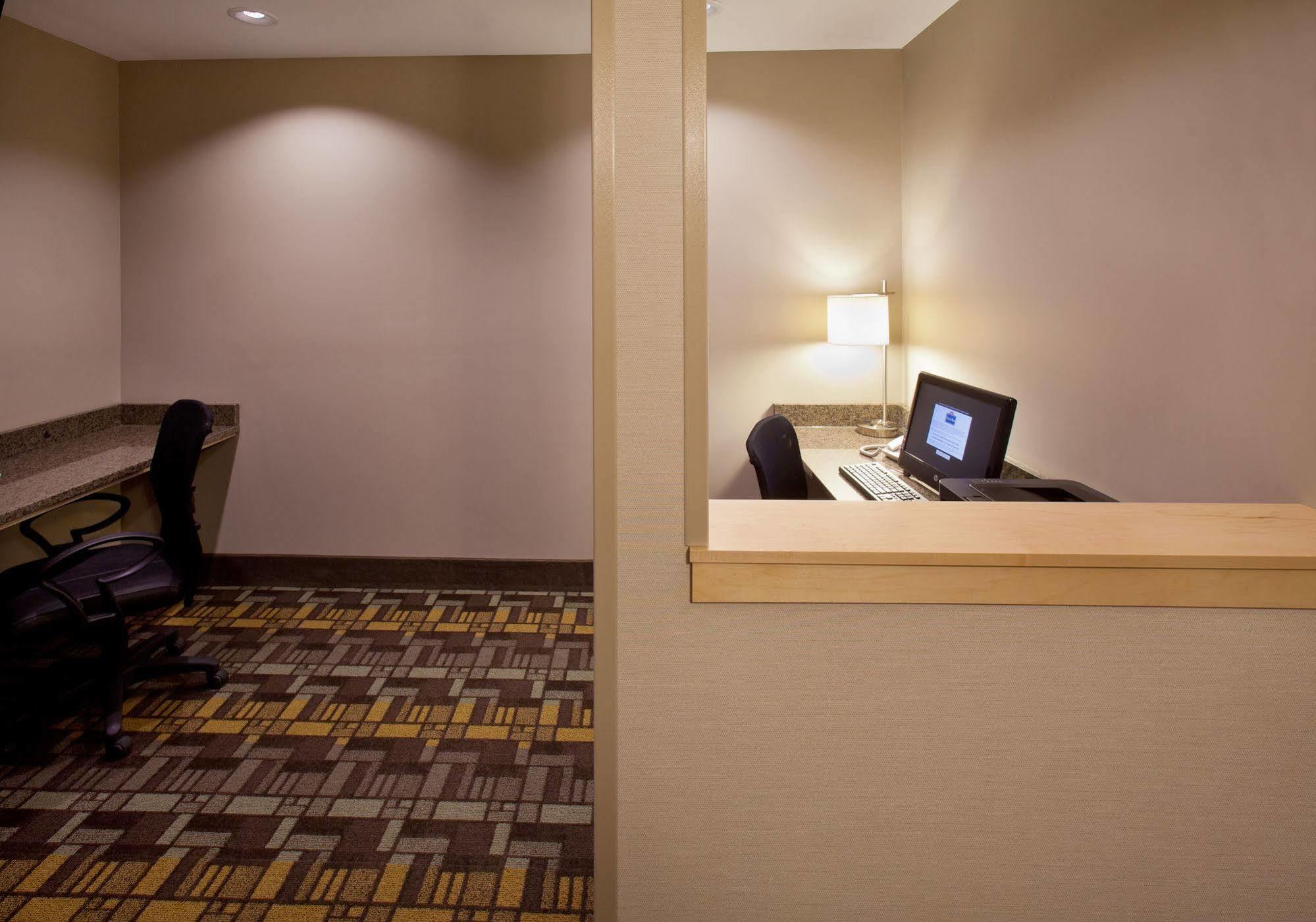 Americinn By Wyndham Hartford Sd Екстериор снимка