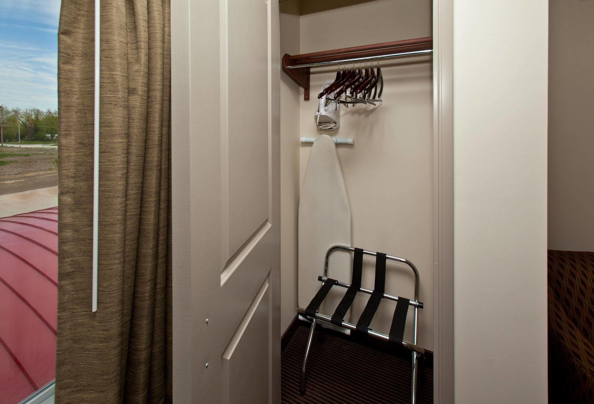 Americinn By Wyndham Hartford Sd Екстериор снимка